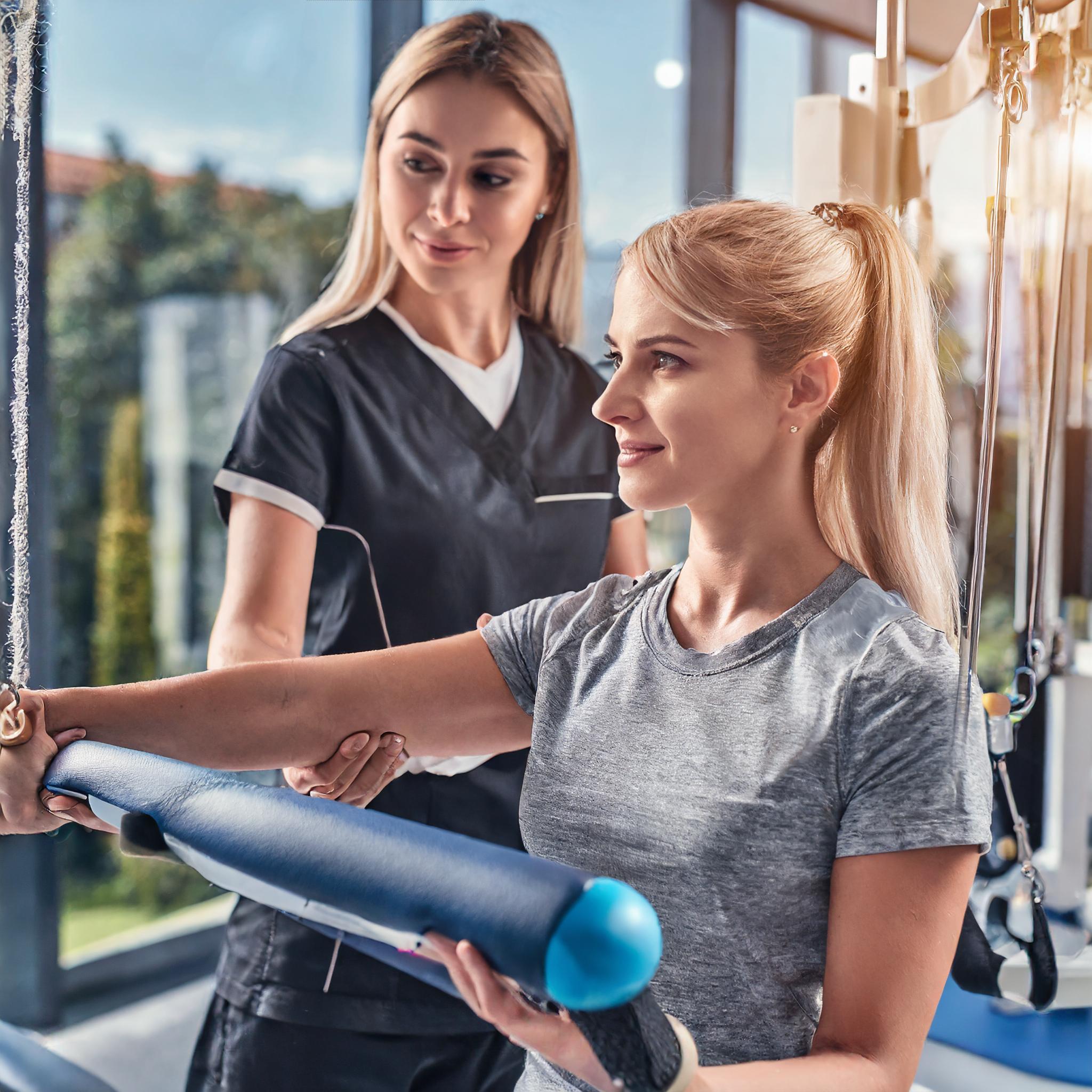 Personaltrainer beim Coaching mit Kunden